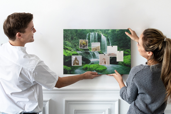 Prikbord met een groene waterval in een weelderige jungle