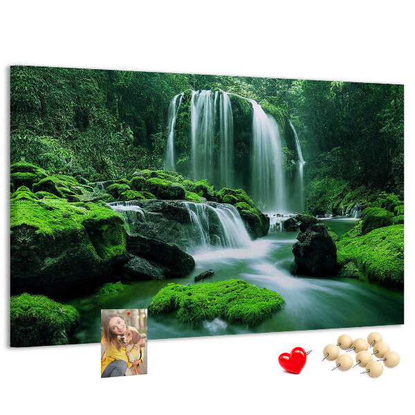 Prikbord met een groene waterval in een weelderige jungle