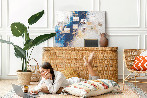 Kurkbord met abstract patroon in verschillende blauwtinten