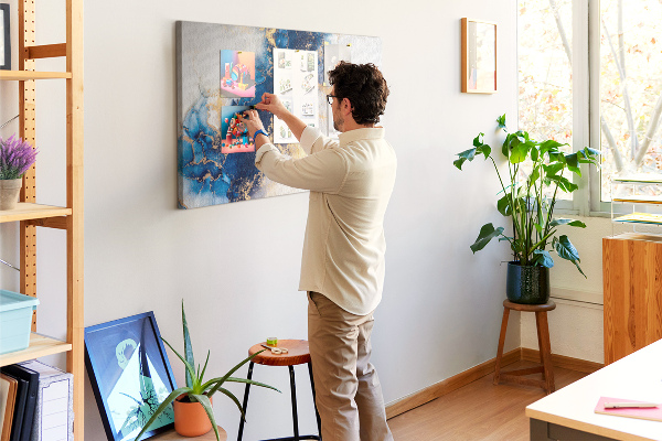 Kurkbord met abstract patroon in verschillende blauwtinten