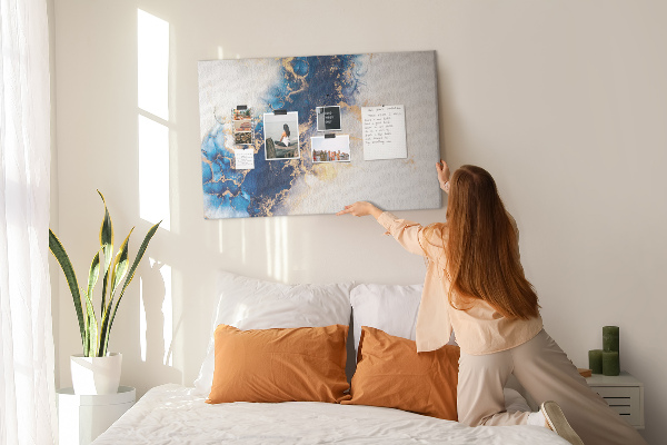 Kurkbord met abstract patroon in verschillende blauwtinten