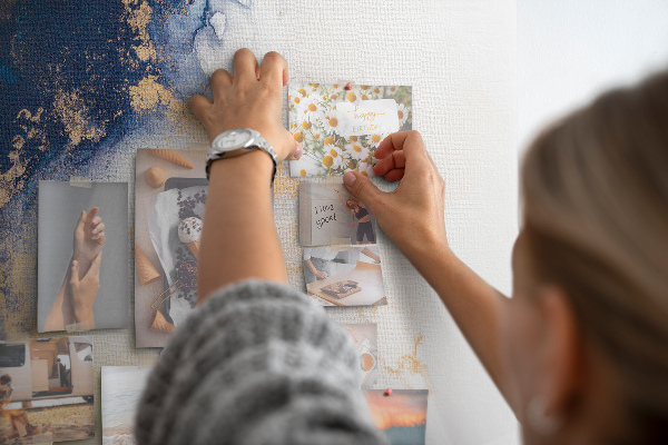 Kurkbord met abstract patroon in verschillende blauwtinten