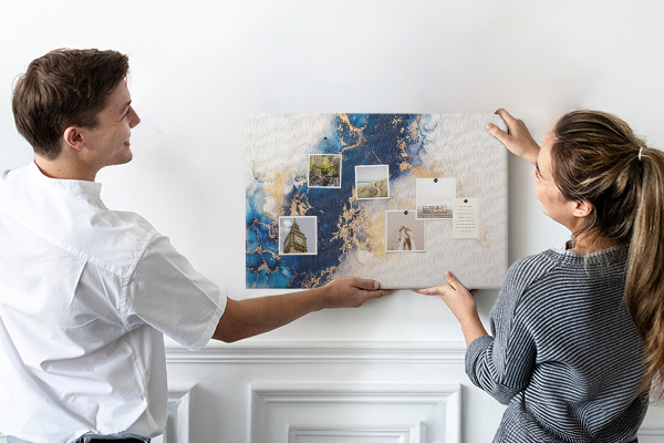 Kurkbord met abstract patroon in verschillende blauwtinten