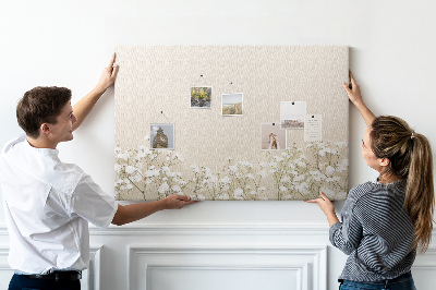 Kurken prikbord met een print van fijne bloemen op een neutrale achtergrond