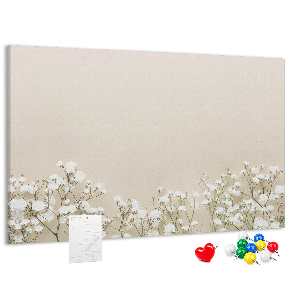 Kurken prikbord met een print van fijne bloemen op een neutrale achtergrond