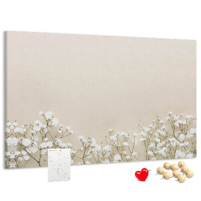 Kurken prikbord met een print van fijne bloemen op een neutrale achtergrond