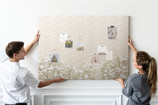 Kurken prikbord met een print van fijne bloemen op een neutrale achtergrond