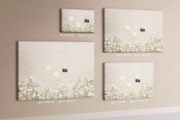 Kurken prikbord met een print van fijne bloemen op een neutrale achtergrond