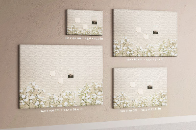 Kurken prikbord met een print van fijne bloemen op een neutrale achtergrond