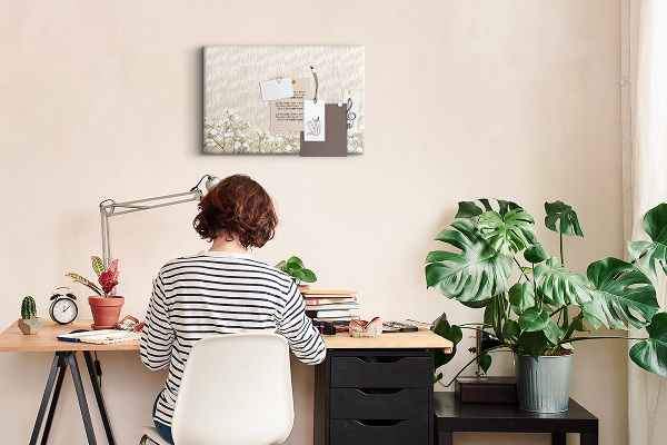 Kurken prikbord met een print van fijne bloemen op een neutrale achtergrond