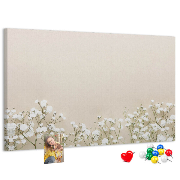 Kurken prikbord met een print van fijne bloemen op een neutrale achtergrond