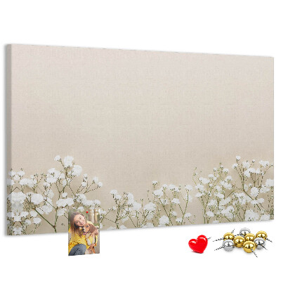 Kurken prikbord met een print van fijne bloemen op een neutrale achtergrond