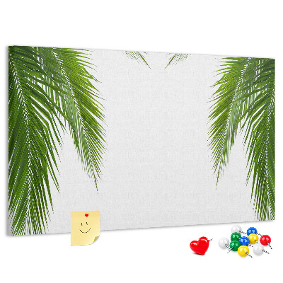 Prikbord met een print van palmbladeren op een witte achtergrond