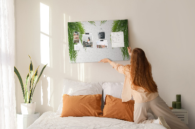 Prikbord met een print van palmbladeren op een witte achtergrond