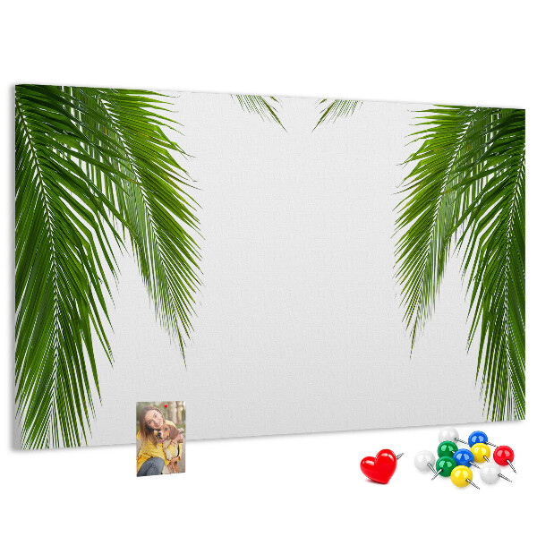 Prikbord met een print van palmbladeren op een witte achtergrond