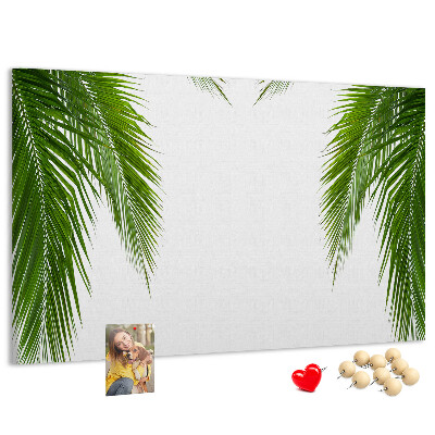 Prikbord met een print van palmbladeren op een witte achtergrond
