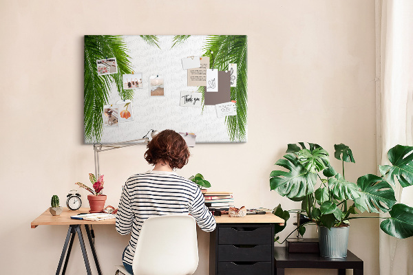 Prikbord met een print van palmbladeren op een witte achtergrond