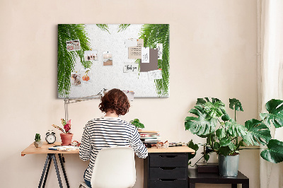 Prikbord met een print van palmbladeren op een witte achtergrond