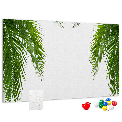 Prikbord met een print van palmbladeren op een witte achtergrond