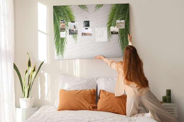 Prikbord met een print van palmbladeren op een witte achtergrond