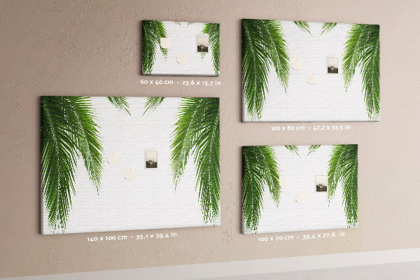 Prikbord met een print van palmbladeren op een witte achtergrond