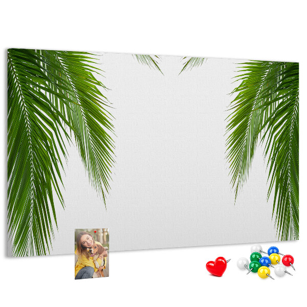 Prikbord met een print van palmbladeren op een witte achtergrond