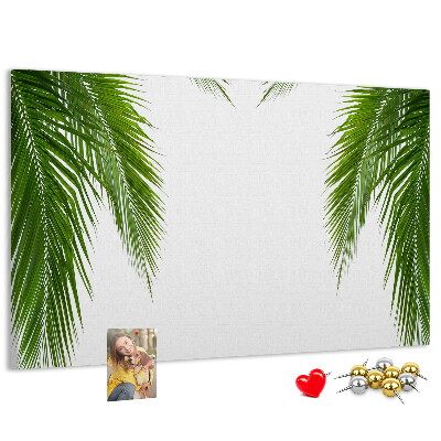 Prikbord met een print van palmbladeren op een witte achtergrond