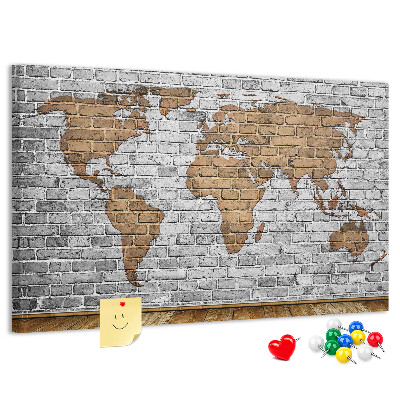 Kurkbord wereldkaart op een bakstenen muur