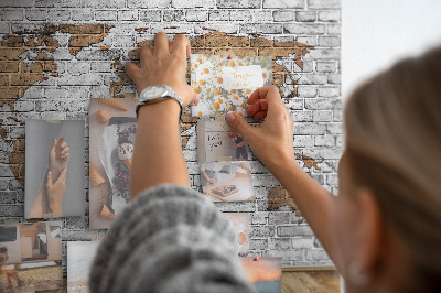 Kurkbord wereldkaart op een bakstenen muur