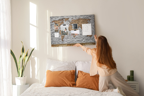 Kurkbord wereldkaart op een bakstenen muur