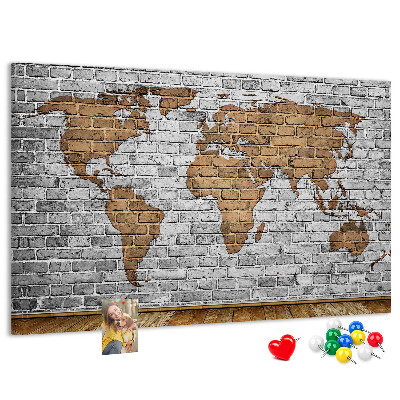 Kurkbord wereldkaart op een bakstenen muur