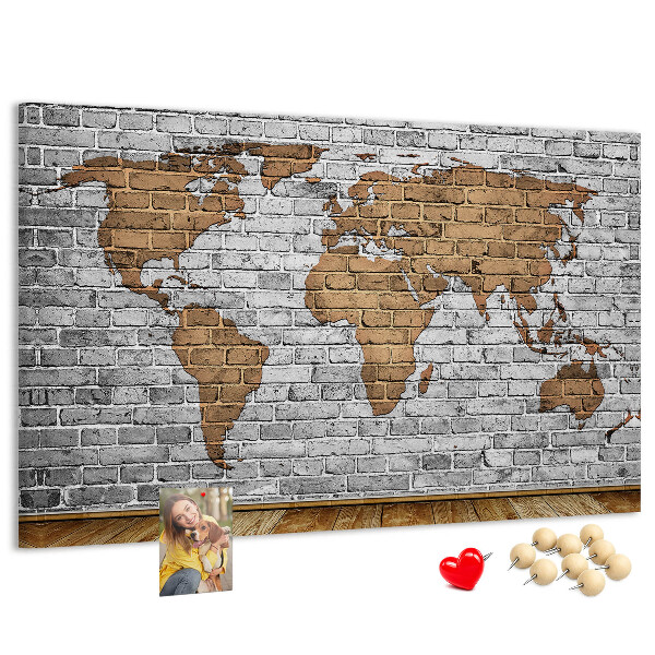 Kurkbord wereldkaart op een bakstenen muur