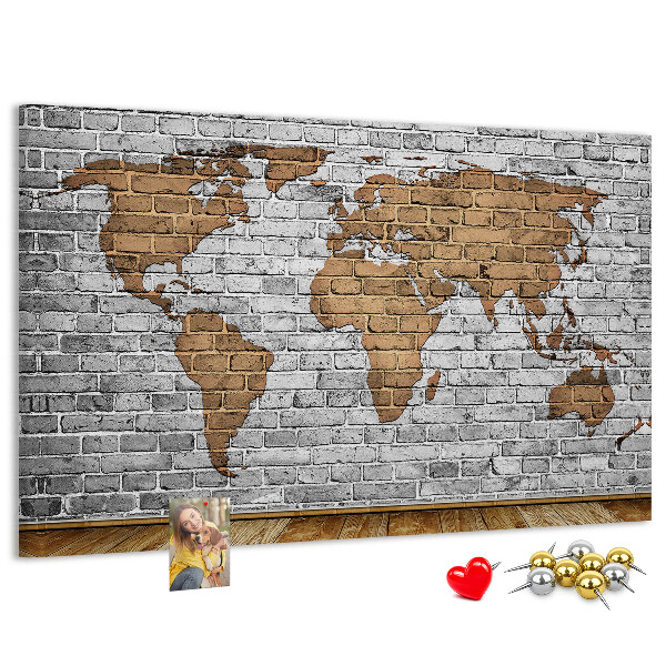 Kurkbord wereldkaart op een bakstenen muur