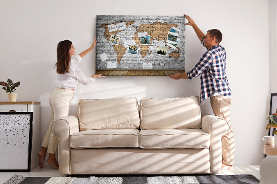 Kurkbord wereldkaart op een bakstenen muur