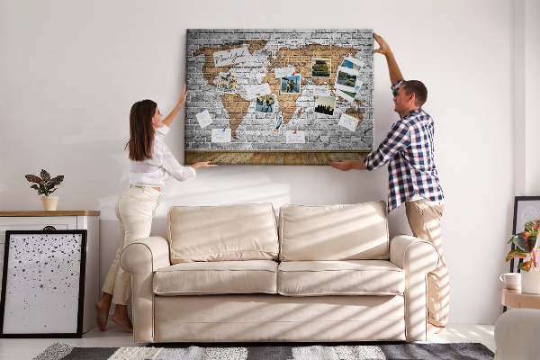 Kurkbord wereldkaart op een bakstenen muur
