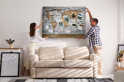 Kurkbord wereldkaart op een bakstenen muur