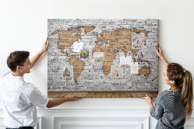 Kurkbord wereldkaart op een bakstenen muur