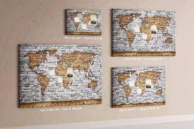 Kurkbord wereldkaart op een bakstenen muur