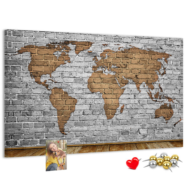 Kurkbord wereldkaart op een bakstenen muur