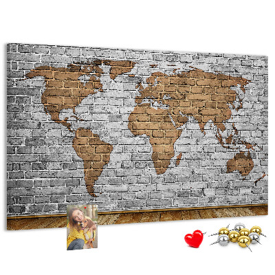 Kurkbord wereldkaart op een bakstenen muur