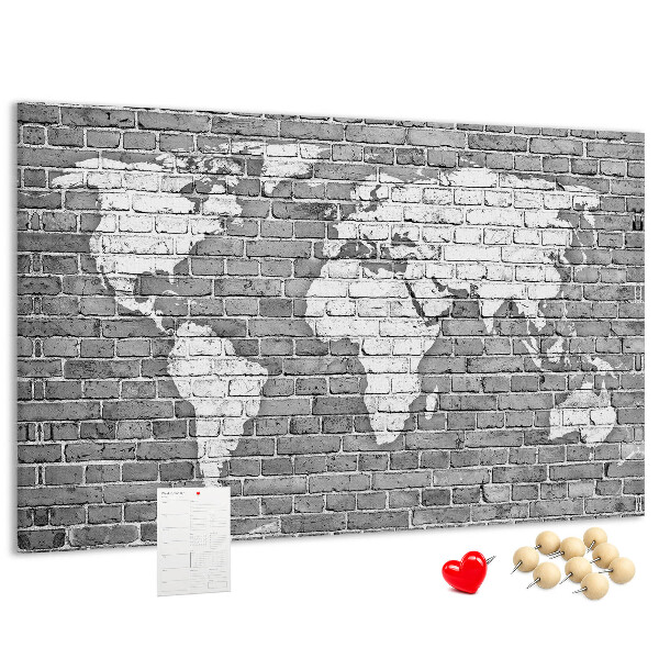 Kurken prikbord wereldkaart op een bakstenen muur