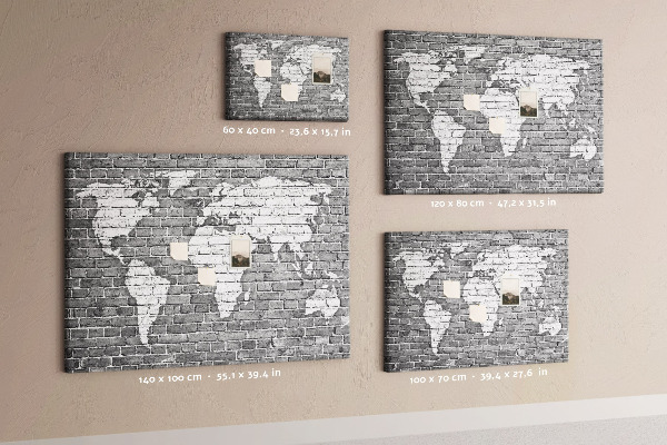 Kurken prikbord wereldkaart op een bakstenen muur