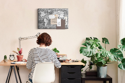 Kurken prikbord wereldkaart op een bakstenen muur