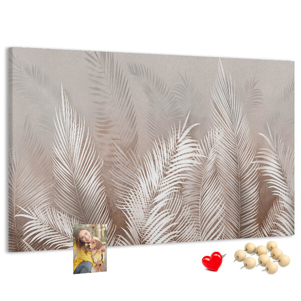 Prikbord met fijne palmbladeren op een neutrale achtergrond