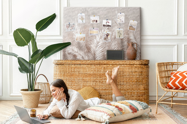 Prikbord met fijne palmbladeren op een neutrale achtergrond