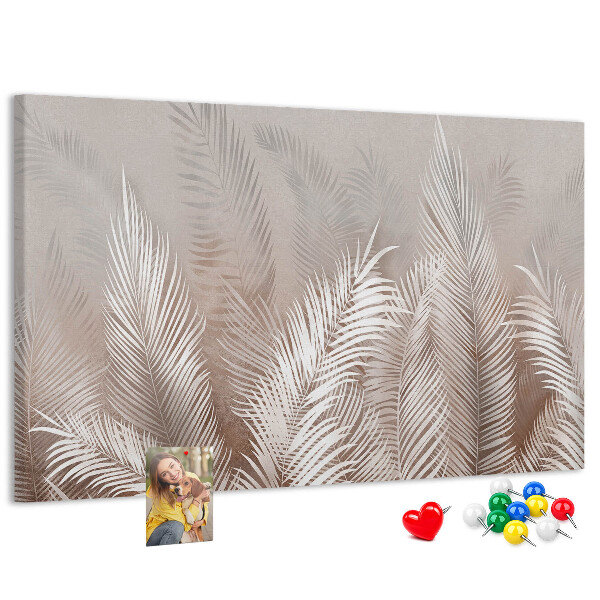 Prikbord met fijne palmbladeren op een neutrale achtergrond