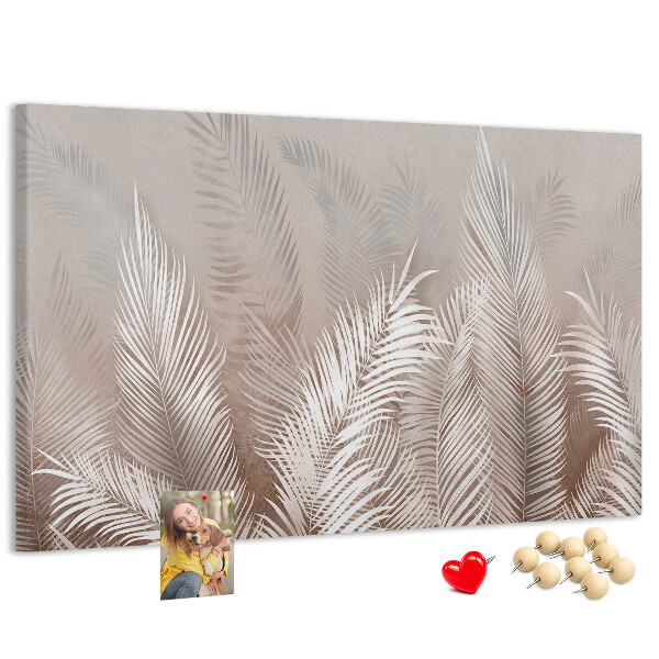 Prikbord met fijne palmbladeren op een neutrale achtergrond