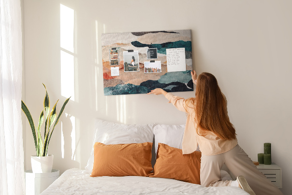 Kurk prikbord met abstracte wolken in gedempte kleuren