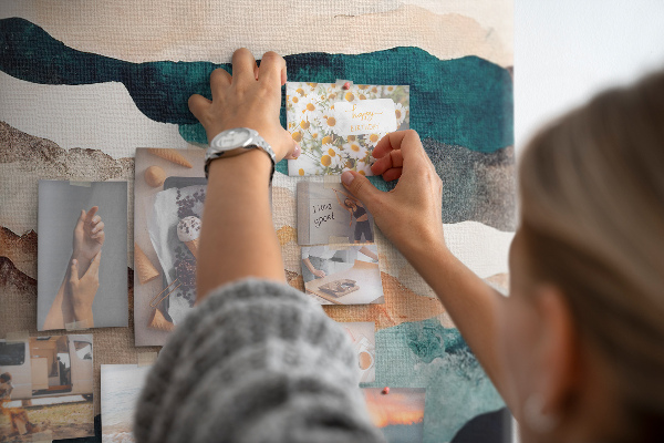 Kurk prikbord met abstracte wolken in gedempte kleuren