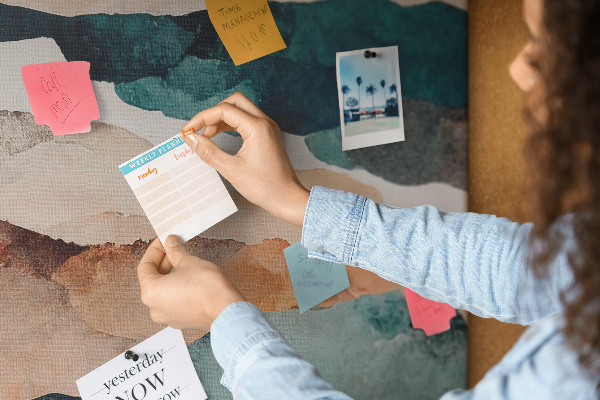 Kurk prikbord met abstracte wolken in gedempte kleuren